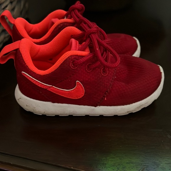 Nike Youth Roshe One (Gym Red/Bright
Crimson/White) (6c) - Picture 1 of 4